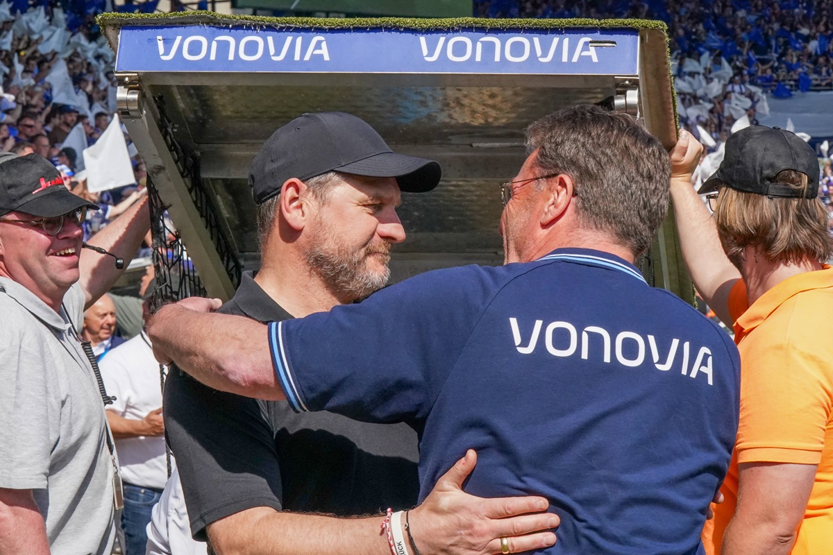 Steffen Baumgart, Trainer von Union Berlin, begrüßt seinen Bochumer Kollegen Hecking.