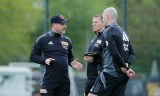Steffen Baumgart, Coach von Union Berlin, berät sich mit seinem Trainerteam.