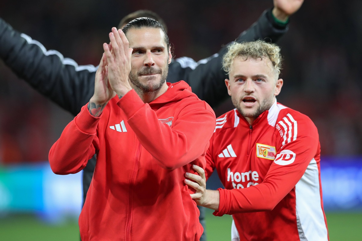 Trimmel und Hollerbach von Union Berlin nach dem Spiel gegen Stuttgart.