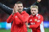 Trimmel und Hollerbach von Union Berlin nach dem Spiel gegen Stuttgart.