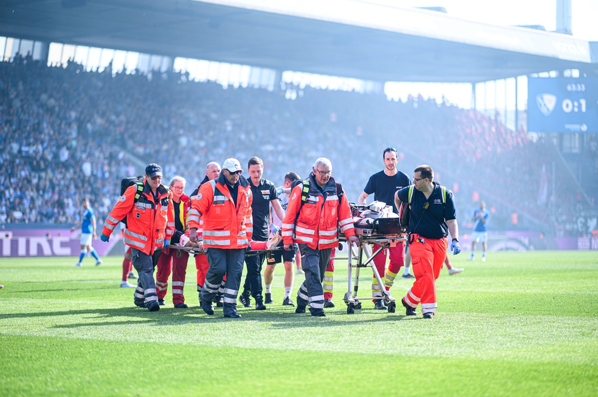 Union Berlins Spieler Diogo leite wird verletzt vom Platz getragen.