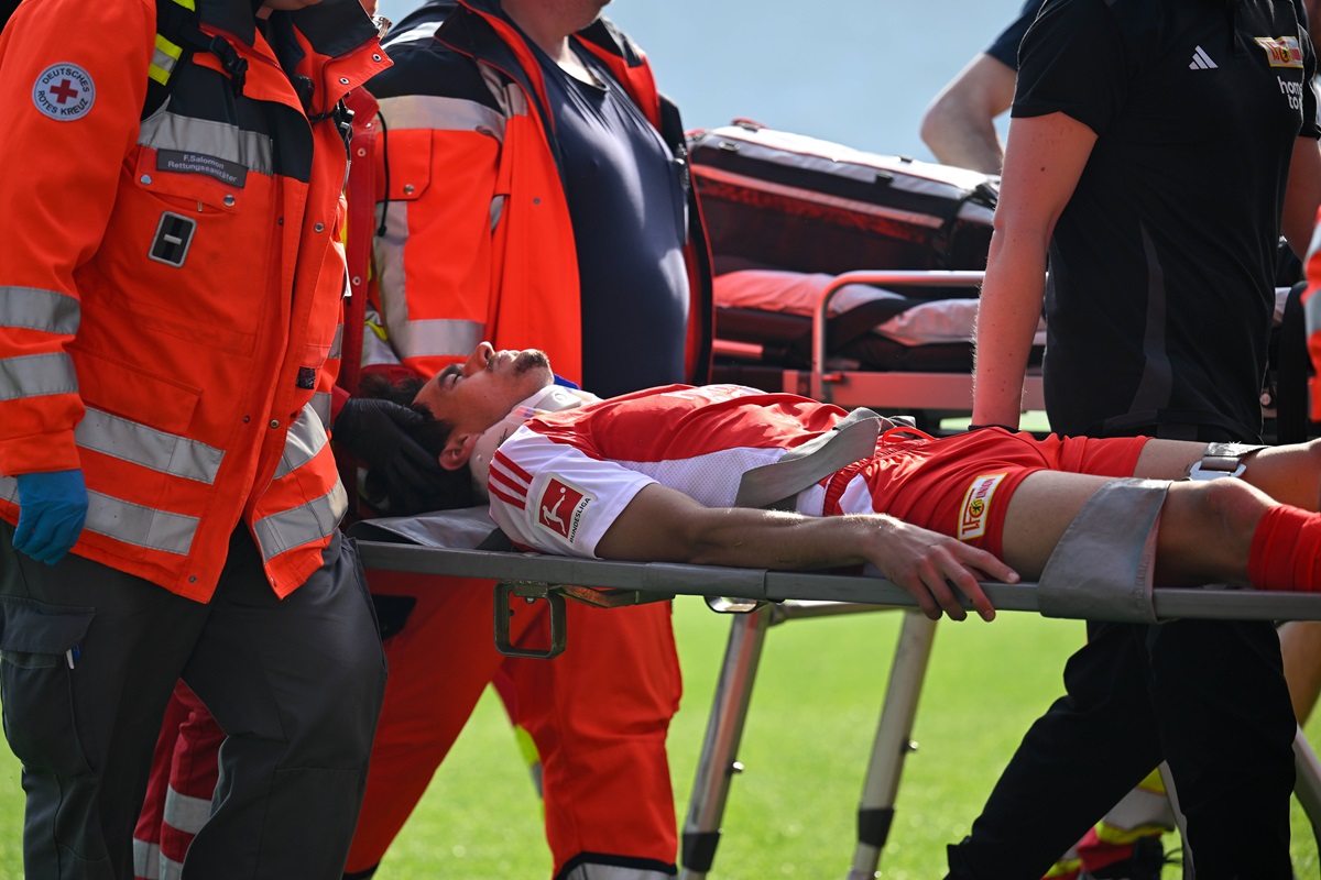Diogo Leite, Abwehrspieler von Union Berlin, wird von Sanitätern vom Platz getragen.