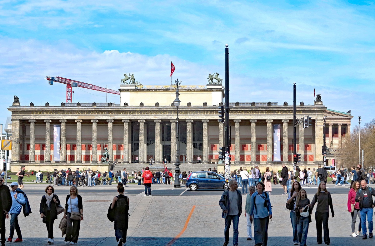 Menschen genießen auf der Museumsinsel das Wetter in Berlin und Brandenburg.