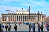 Menschen genießen auf der Museumsinsel das Wetter in Berlin und Brandenburg.