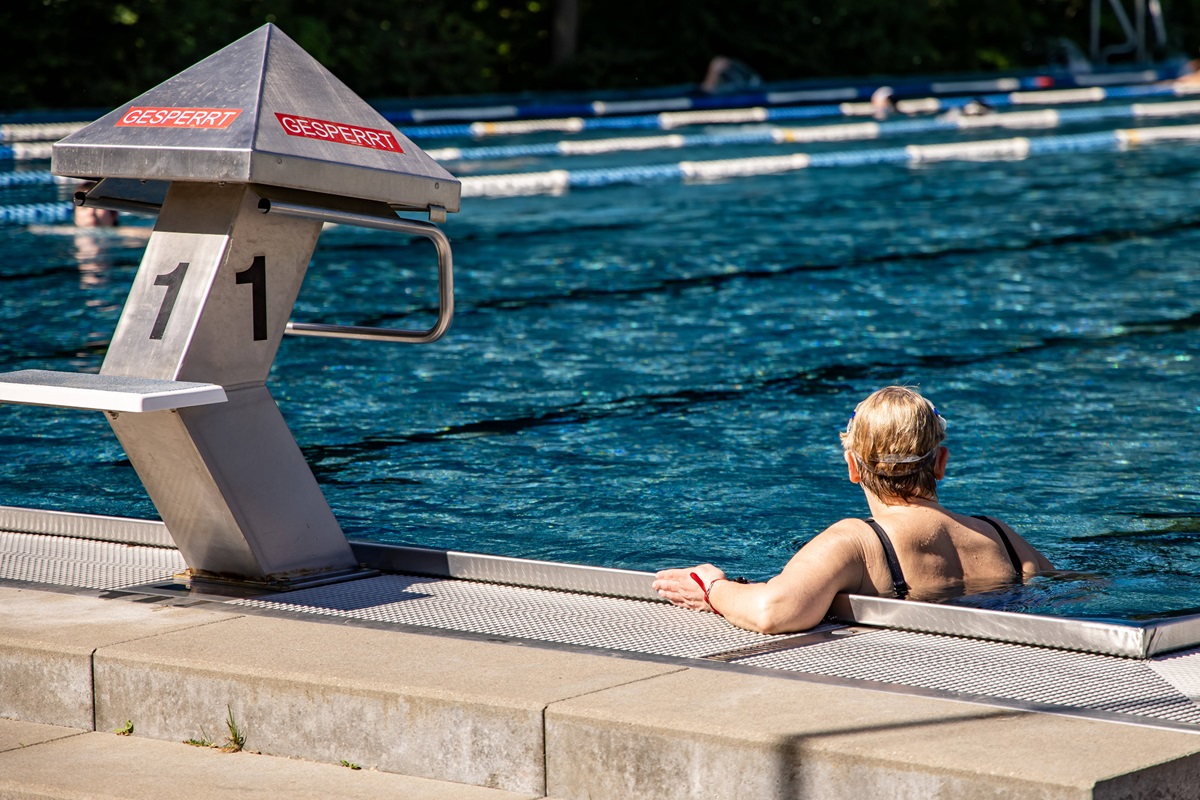 Die Bäder in Berlin sind in die Saison gestartet. Hier lehnt eine Schwimmerin im Prinzenbad am Beckenrand.