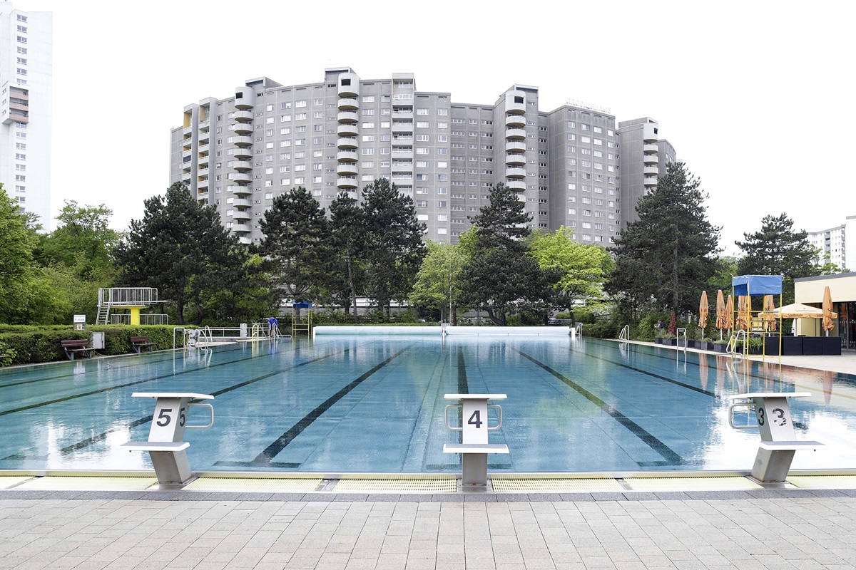 Der Blick aufs Kombibad Gropiusstadt, eines der Freibäder in Berlin.