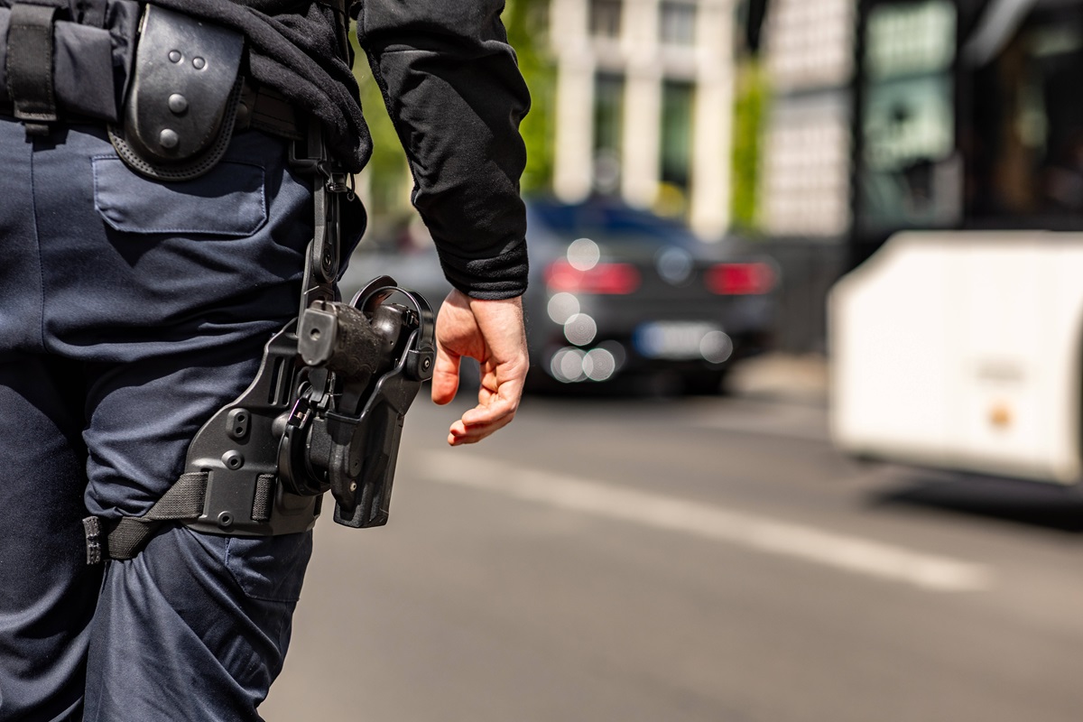 Ein Berliner Polizist steht an einer Straße.