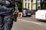 Ein Berliner Polizist steht an einer Straße.