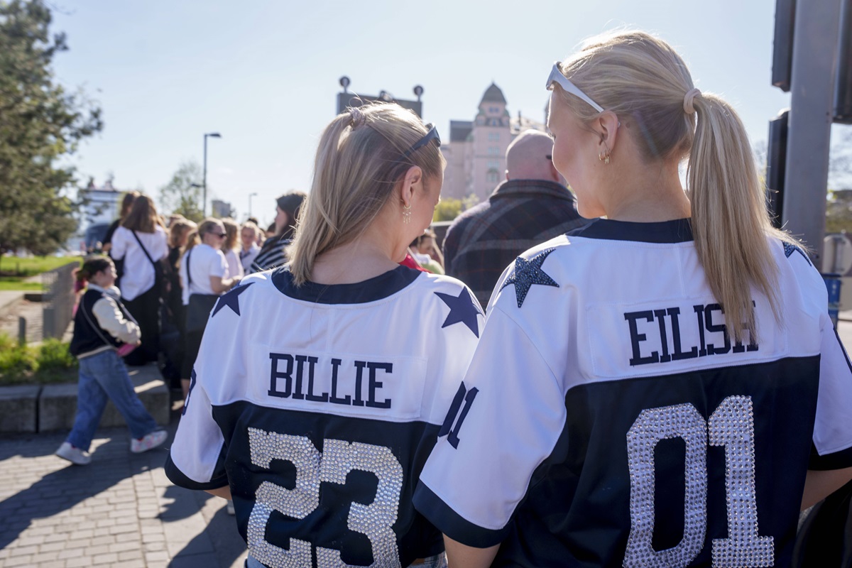 Zwei Fans warten auf Einlass. Auch in Berlin spielt Billie Eilish ein Konzert.