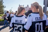 Zwei Fans warten auf Einlass. Auch in Berlin spielt Billie Eilish ein Konzert.