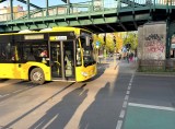 Ein Bus der BVG fährt über eine Kreuzung.
