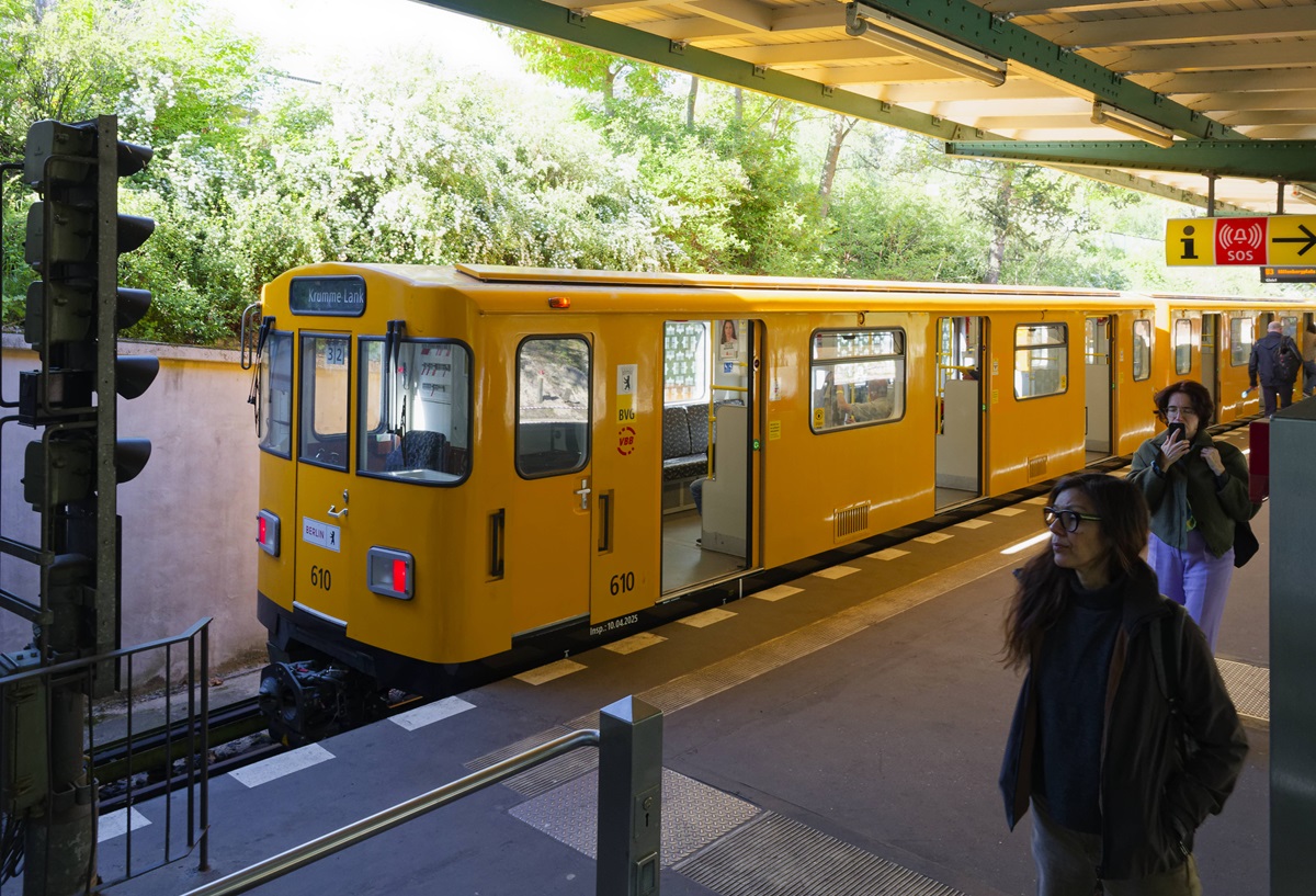 Eine U-Bahn fährt in eine Station ein. BVG und S-Bahn Berlin bewegen täglich tausende Passagiere.