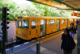 Eine U-Bahn fährt in eine Station ein. BVG und S-Bahn Berlin bewegen täglich tausende Passagiere.