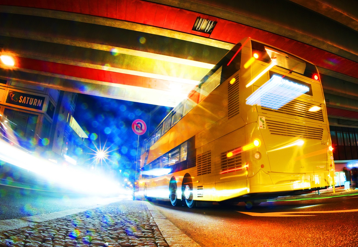Ein Bus der BVG fährt durch die Berliner Nacht.