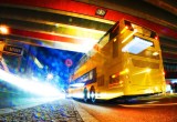 Ein Bus der BVG fährt durch die Berliner Nacht.
