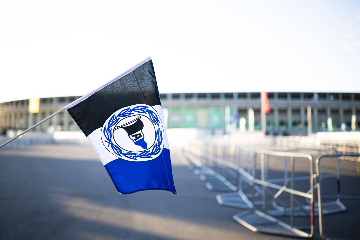 Eine Fahne von Arminia Bielefeld vor dem DFB-Pokal-Finale.