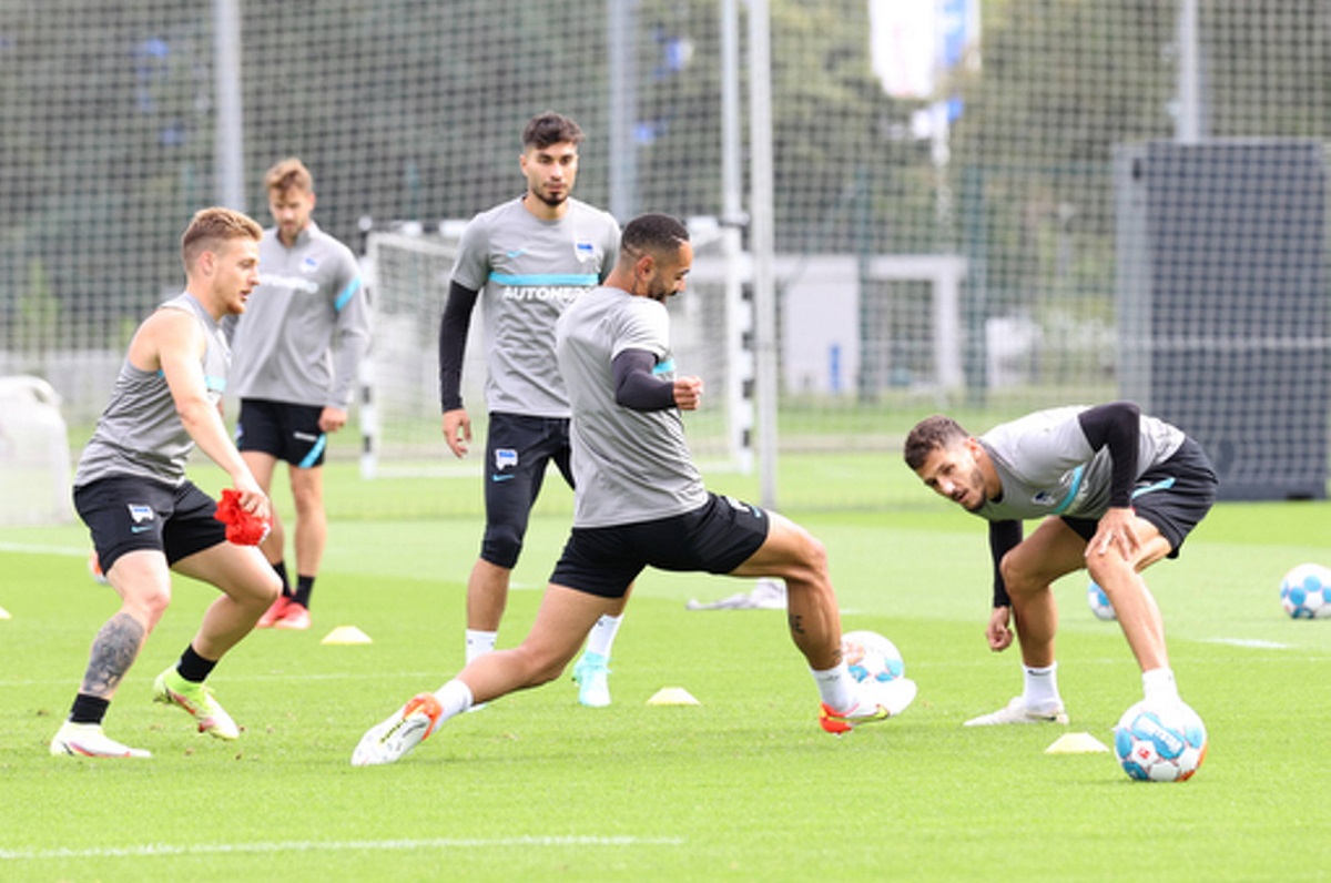 Spieler von Hertha BSC beim Mannschaftstraining im Jahr 2021.