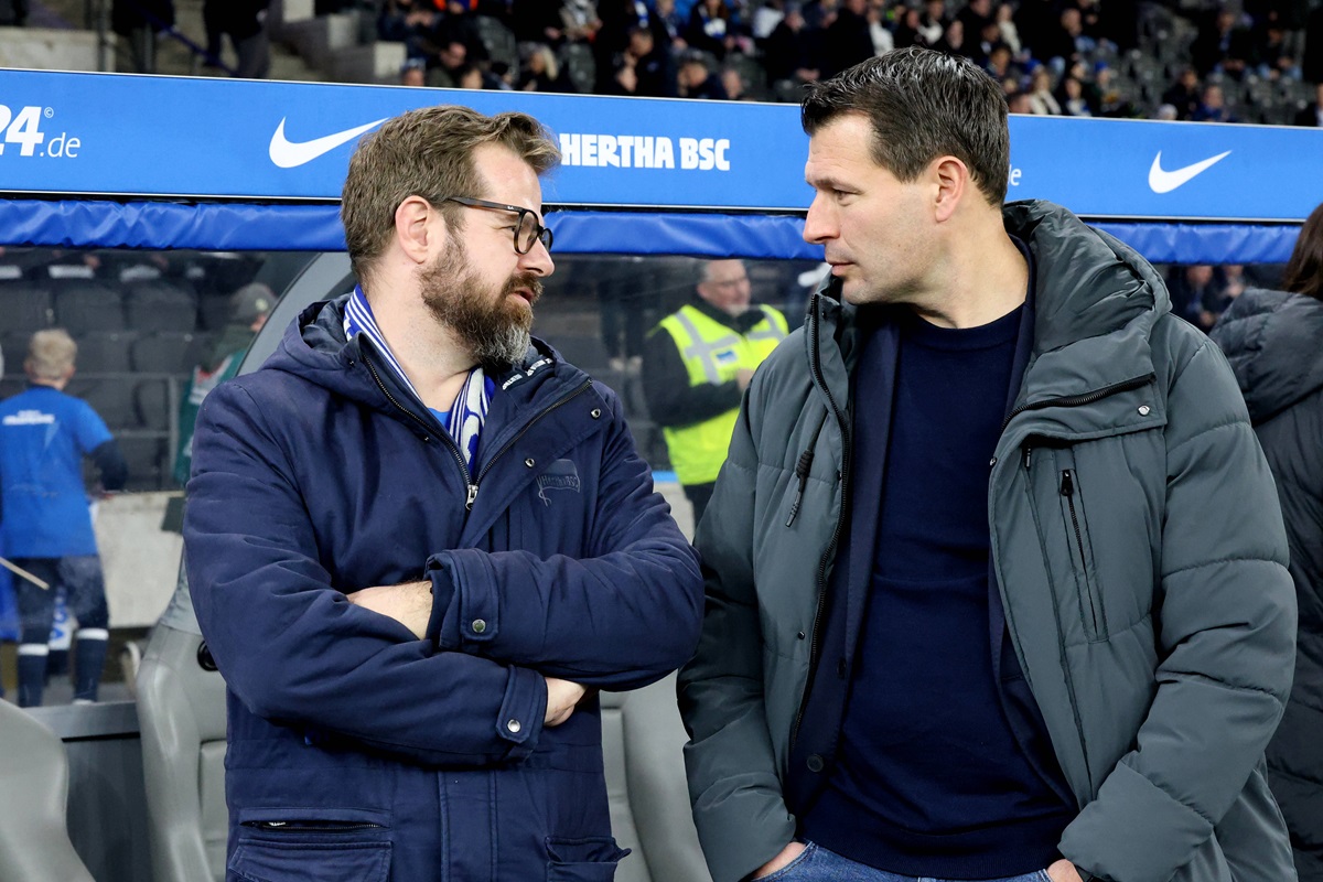 Fabian Drescher und Benjamin Weber von Hertha BSC unterhalten sich.