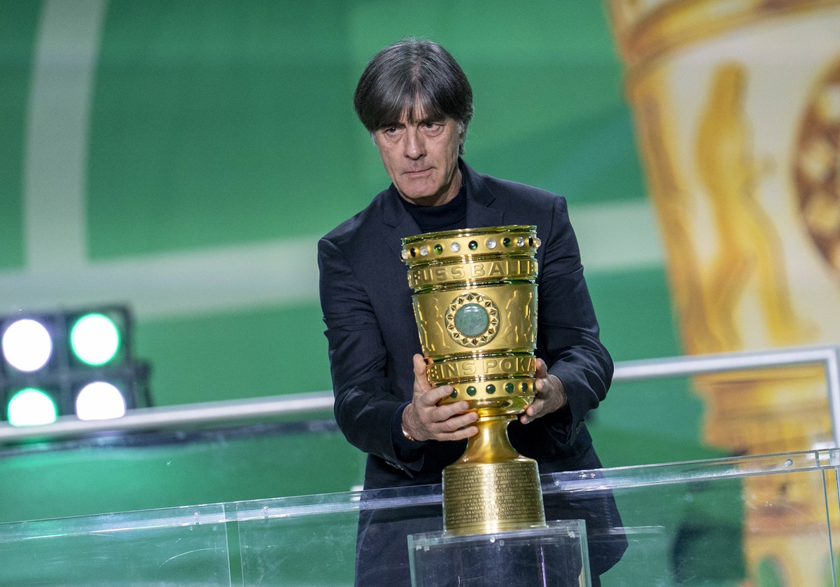Jogi Löw platziert den DFB-Pokal für die Siegerehrung im Stadion von Hertha BSC.