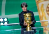 Jogi Löw platziert den DFB-Pokal für die Siegerehrung im Stadion von Hertha BSC.