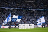 Fans von Hertha BSC schwenken Fahnen vor einem Heimspiel.