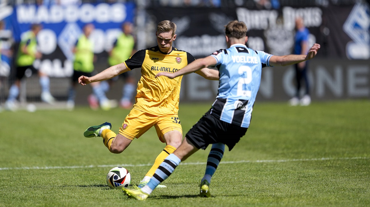 Jonas Sterner geht für Dynamo Dresden in einen Zweikampf. Ein Wechsel zu Hertha BSC ist nicht ausgeschlossen.