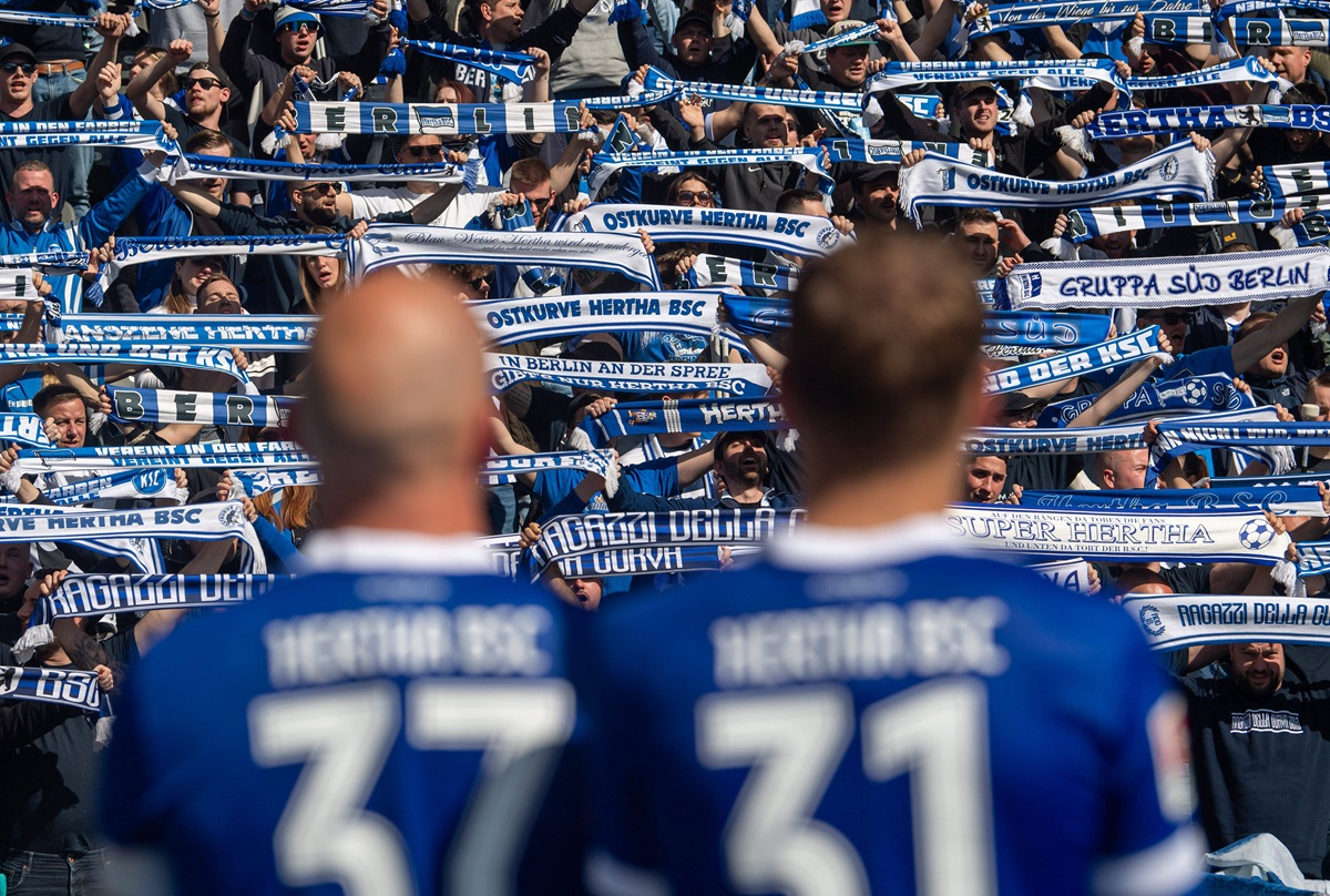 Die Spieler von Hertha BSC stehen nach dem Match vor den Fans in der Ostkurve.
