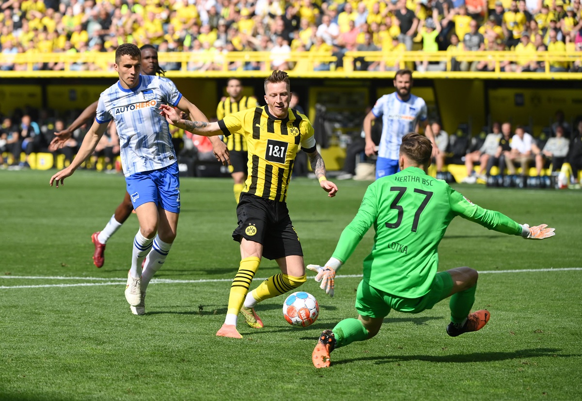 Marcel Lotka, ehemaliger Torwart von Hertha BSC, im Zweikampf gegen Marco Reus.