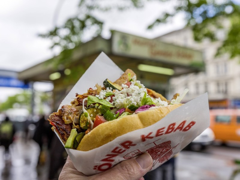 Döner in Berlin: Experte bei Lokal-Eröffnung dabei – dann passiert das Unfassbare