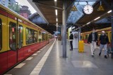 Ein Zug der S-Bahn Berlin hält im Bahnhof Bellevue.