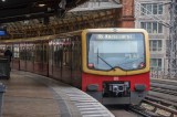 Ein Zug der S-Bahn Berlin fährt in eine Station ein.