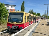 Ein Zug der S-Bahn Berlin fährt in einen Bahnhof ein.