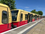 Ein Zug der S-Bahn Berlin hält an einem Bahnhof.