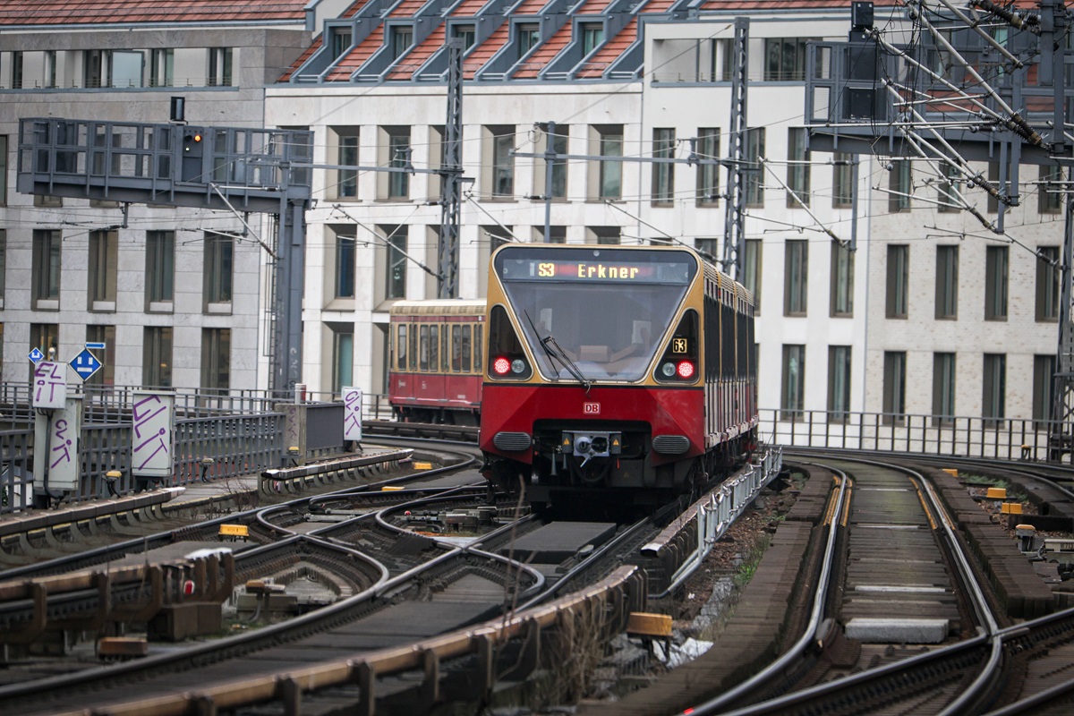 Ein Zug der S-Bahn Berlin fährt durchs Berliner Zentrum.