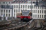 Ein Zug der S-Bahn Berlin fährt durchs Berliner Zentrum.