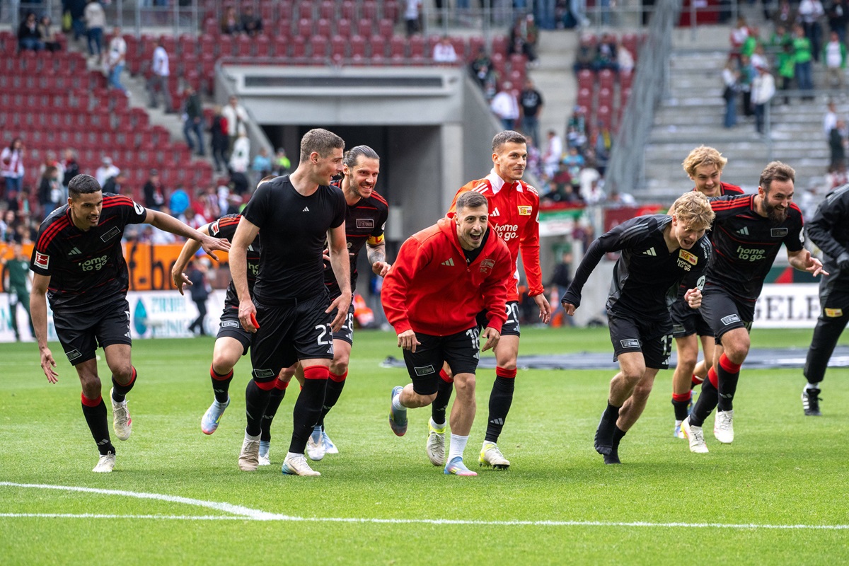 Die Spieler von Union Berlin jubeln nach einem Sieg.