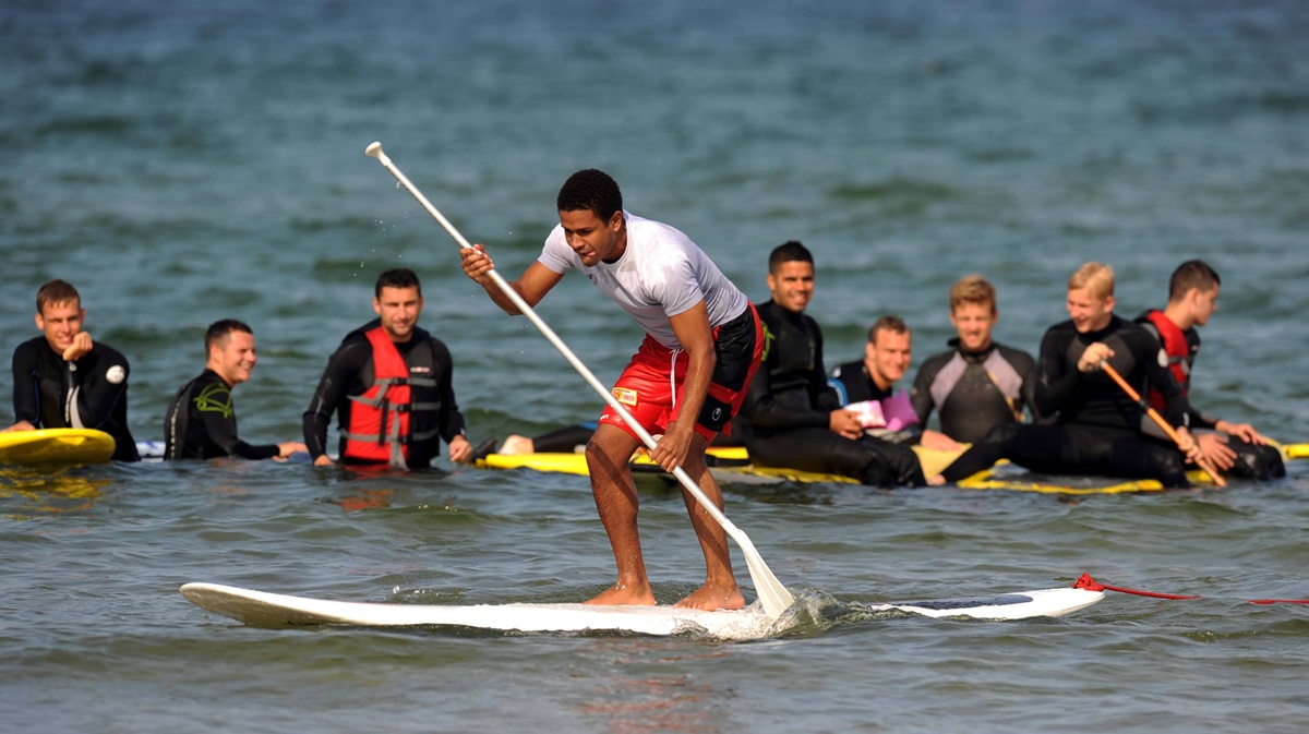 Die Spieler von Union Berlin machen beim Trainingslager 2012 Stand-up-Paddling.