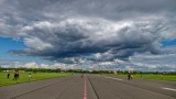 Eine Wolke schwebt bedrohlich über dem Tempelhofer Feld. Gewittriges Wetter in Berlin und Brandenburg.