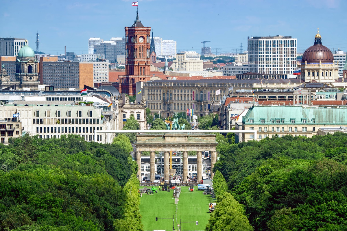 Blick auf das Brandenburger Tor bei gutem Wetter in Berlin und Brandenburg.