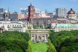 Blick auf das Brandenburger Tor bei gutem Wetter in Berlin und Brandenburg.