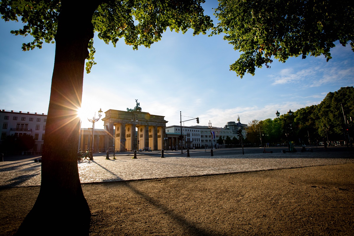 Die Sonne scheint durchs Brandenburger Tor. Gutes Wetter in Berlin und Brandenburg.