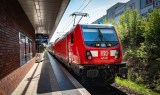Eine Bahn fährt in Berlin ein.
