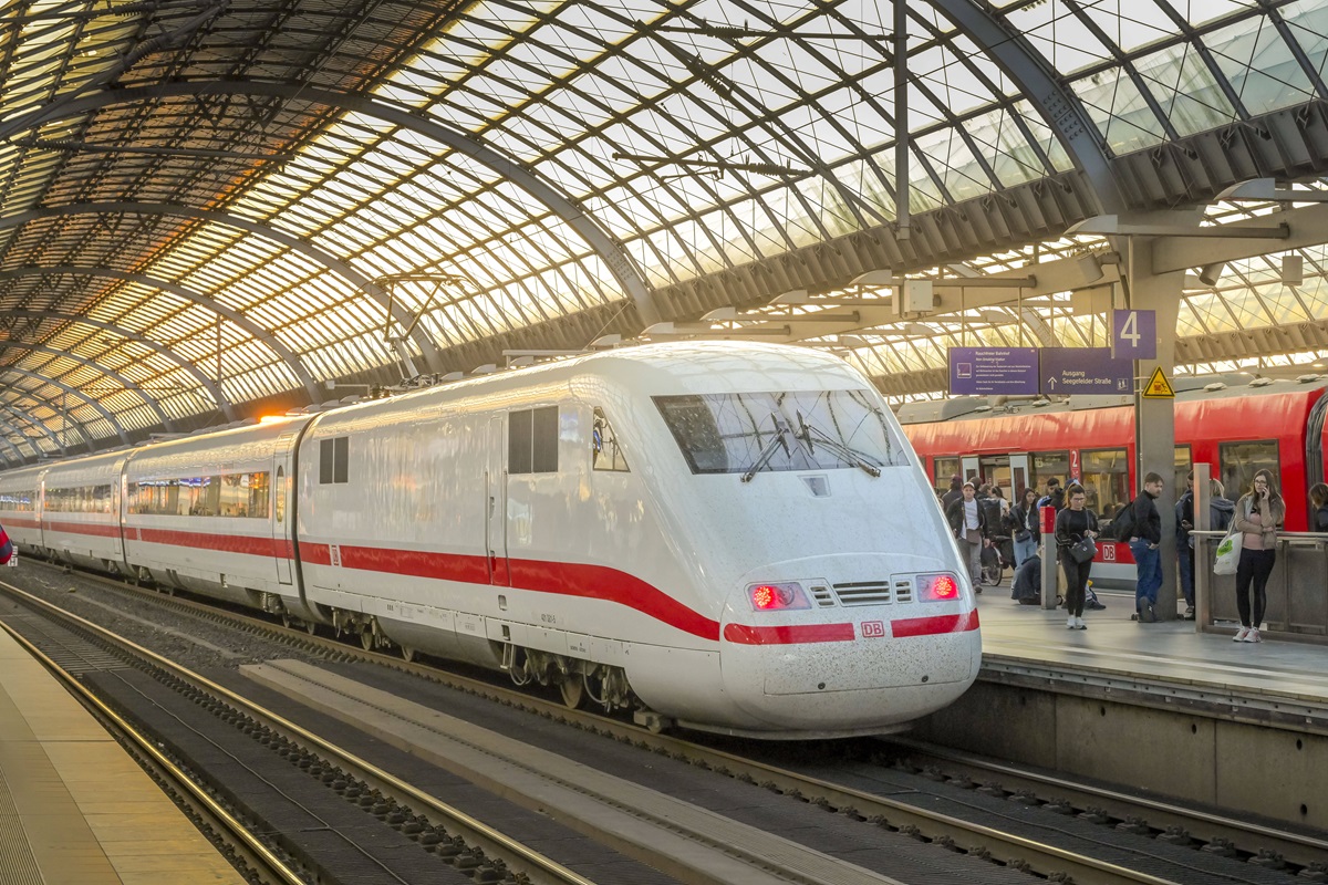 Eine Bahn fährt in einen Bahnhof in Berlin ein.