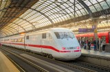Eine Bahn fährt in einen Bahnhof in Berlin ein.