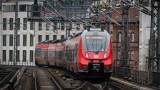 Eine Bahn fährt in Berlin.