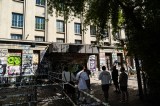 Ein paar Menschen stehen tagsüber vor dem Berghain.
