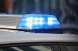 Ein Fahrzeug der Berliner Polizei mit eingeschaltetem Blaulicht.