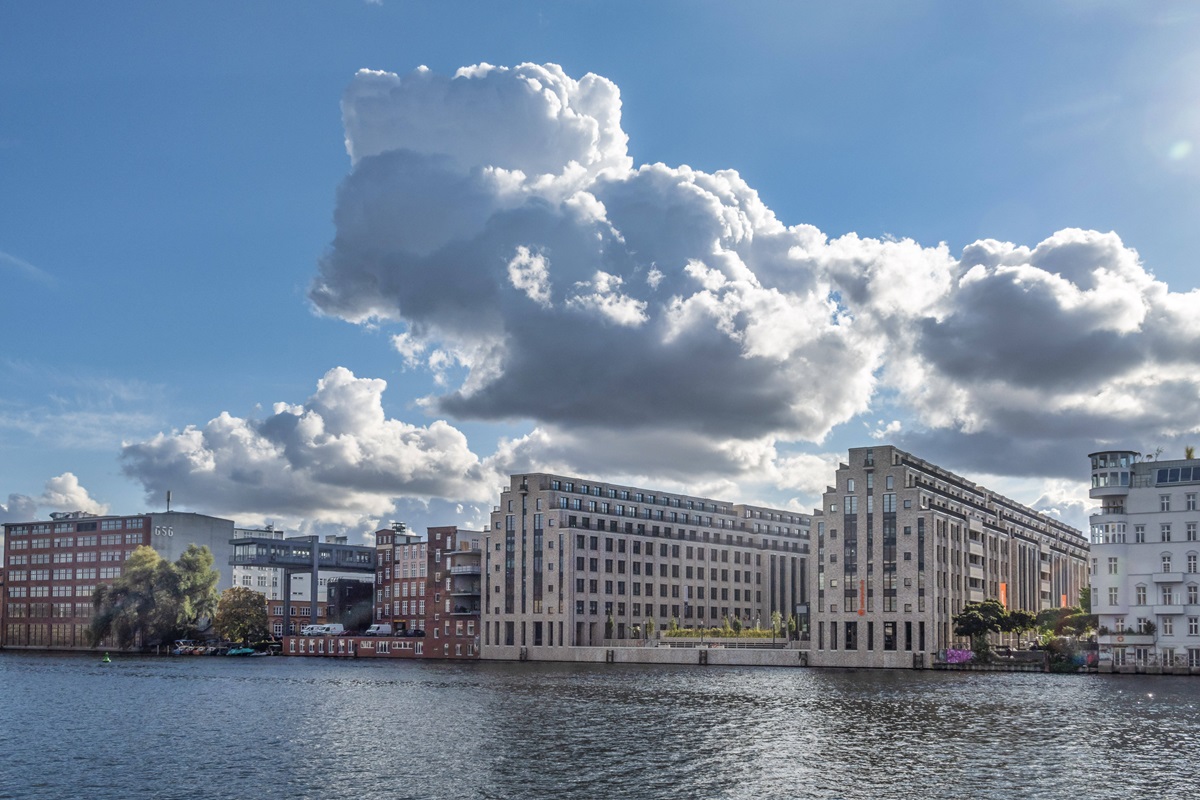 Der Berliner Firmensitz von Lieferando von der Spree aus gesehen.
