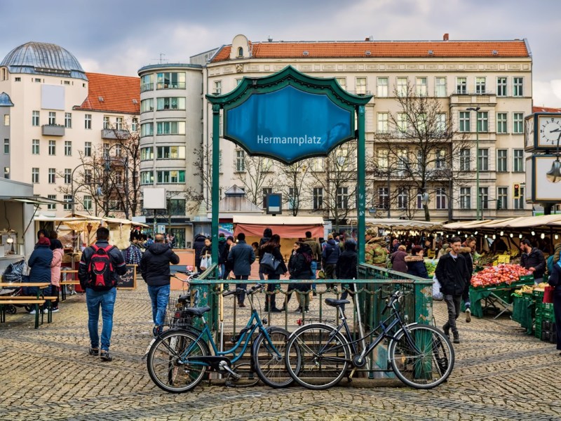 Blick auf den Markt auf dem Hermannplatz in Berlin-Neukölln.