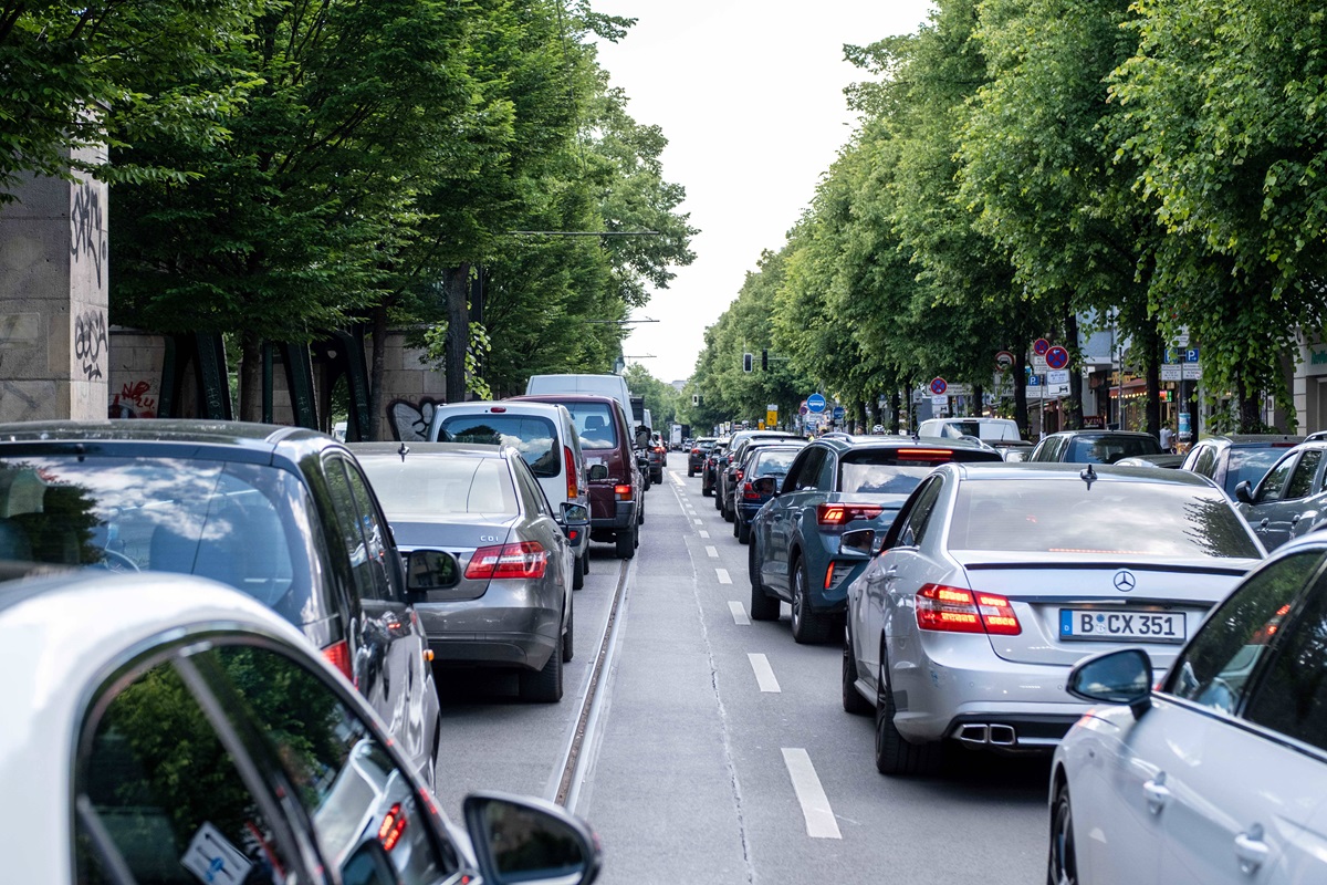 Autos stehen auf einer Berliner Straße im Stau.